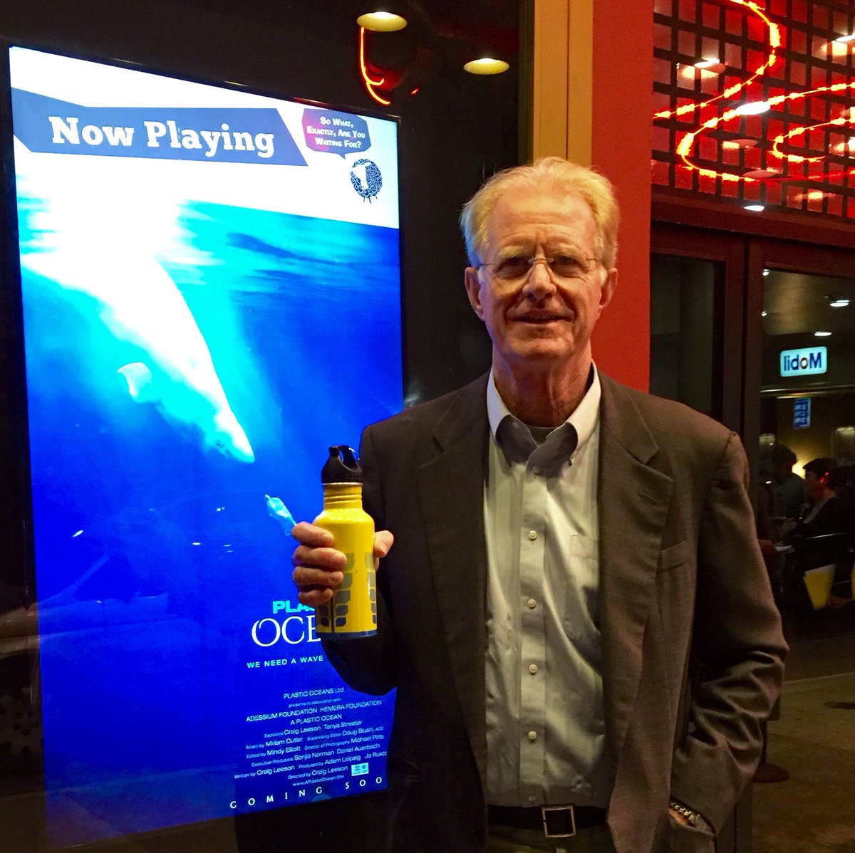 PlasticPollutes's tweet photo. We're here at the LA premiere of #APlasticOcean with @edbegleyjr! Ask your questions about plastic pollution using #PlasticOceanPanel https://t.co/LBTIWS4DRa