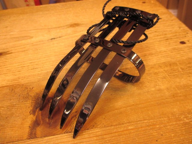 武装商店 営業時間12 00 19 00 火曜定休 Twitter પર 再入荷 手甲鉤 税込 2 6 てっこうかぎ 隠し武器とか忍者武器 として ものの本でもしばしば紹介されるヤツ これで闘うとか石垣を登るとか何とか え 実用性 まぁ画像３枚目の下に写り込んでる猫手