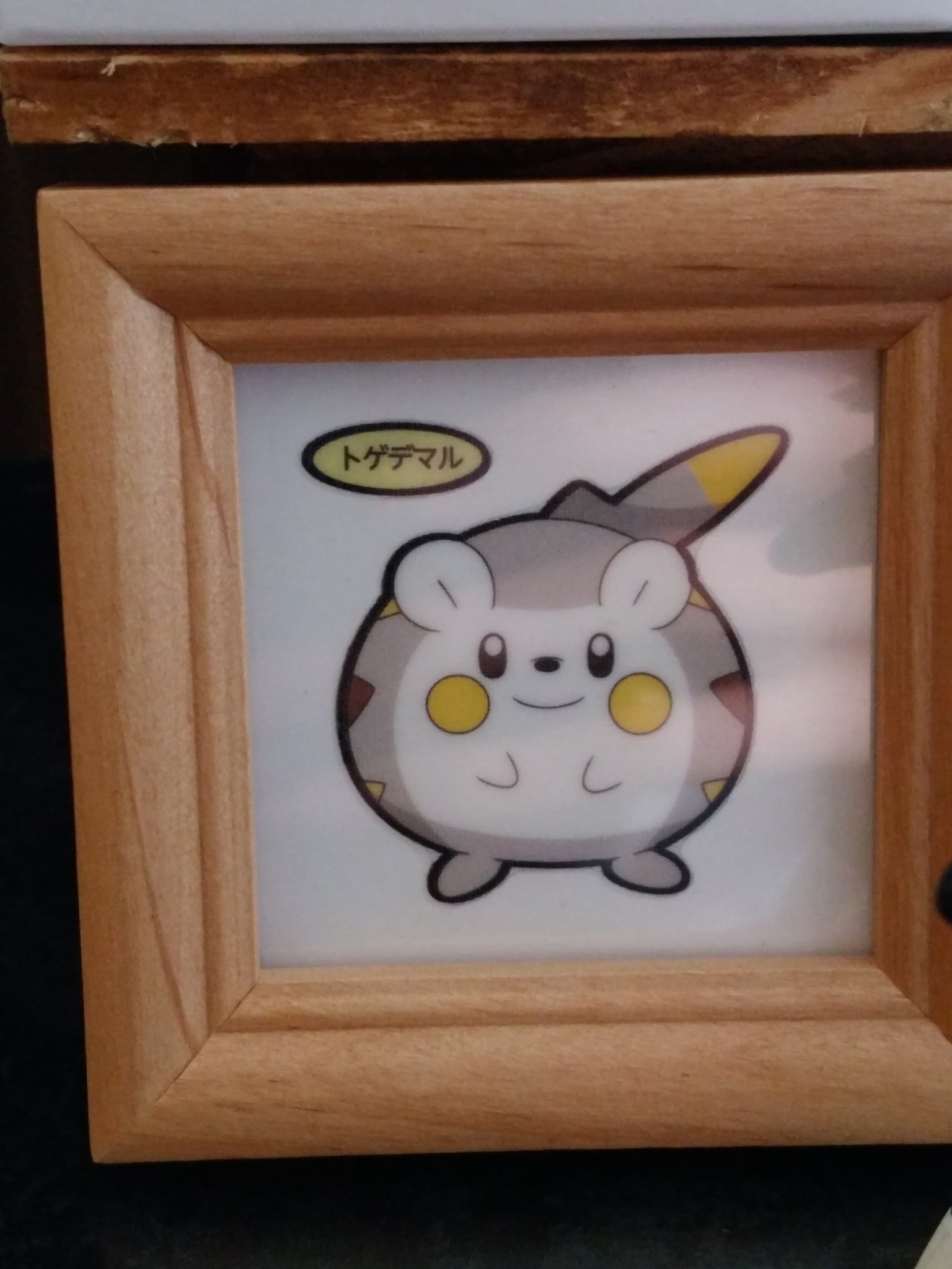 トゲマル ポケモンパンのシールはファイルに閉じるか貼るしかないと思ってる方 百均の ダイソー以外 にポケモンパンのシール のために作られてんじゃないかってぐらいピッタリのフォトスタンドがあるので是非お気に入りのシールを飾ってみてください