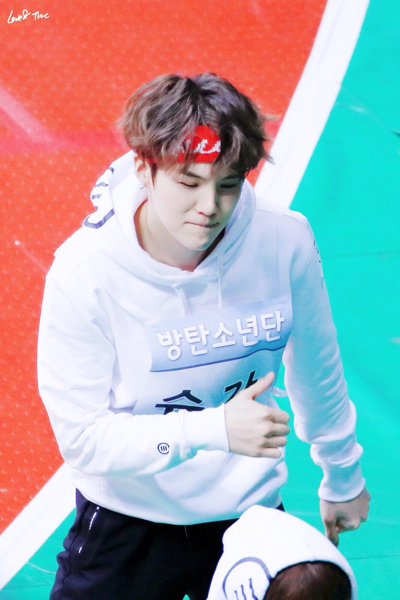 SUGA_th's tweet photo. [HQ] 170116 SUGA - ISAC 2017 (cr.loveandtrue_) https://t.co/UQWv3VWIee