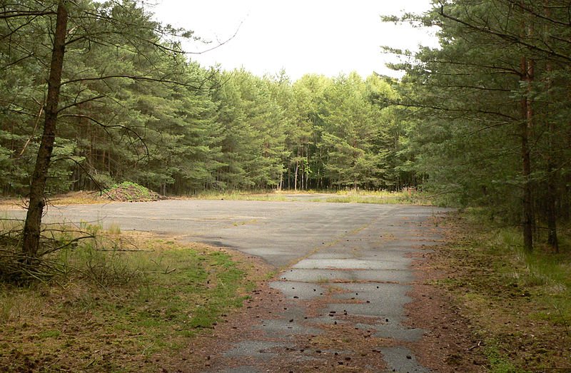 Republik Freies Wendland wird ausgegraben. Fundamente des Hüttendorfs am Bohrloch (Bild: heutiger Zustand; Fatelessfear) gesucht.