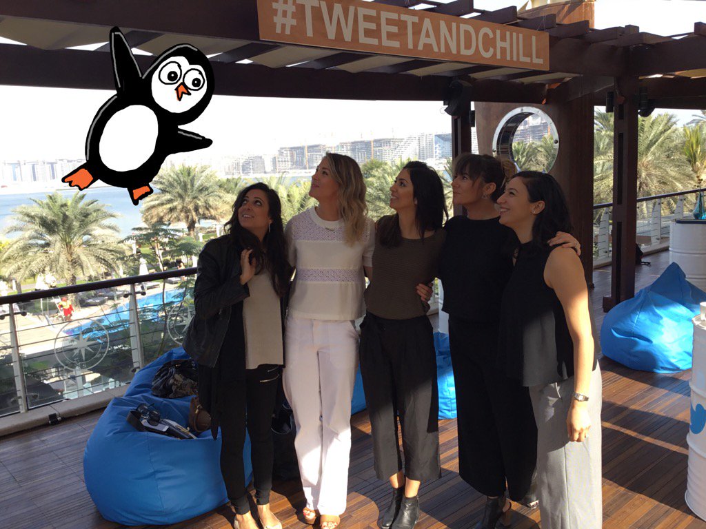 Silliss's tweet photo. Hanging with the girls #TWEETANDCHILL https://t.co/9GWbhxuZyY