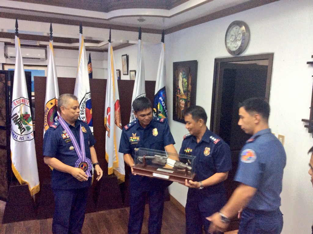 pnprdpro1's tweet photo. @pnprdpro1: @OtdiponlPNP @pnpdpcr Jan 18, 2017 RD PRO1 during the presentation of memento to PCSUPT. LURIMER DETRAN. https://t.co/LiuAZeLWFP