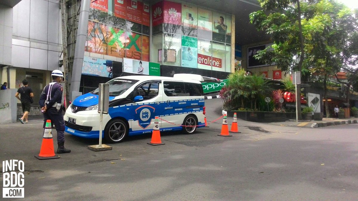 Siang ini mimin lagi nongkrong di <a href="/BEC_online/">Istana BEC</a> lho! Yuk sini jalan-jalan, cuacanya cerah, lalinnya juga lancar :)