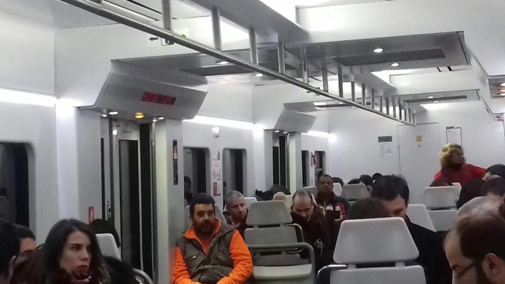 AlexMorenoYague's tweet photo. con casi 20 minutos de retraso sale el #CIVIS desde Guadalajara y sin ninguna explicación ... q poca vergüenza que tienen ... https://t.co/BcpHugo1dz