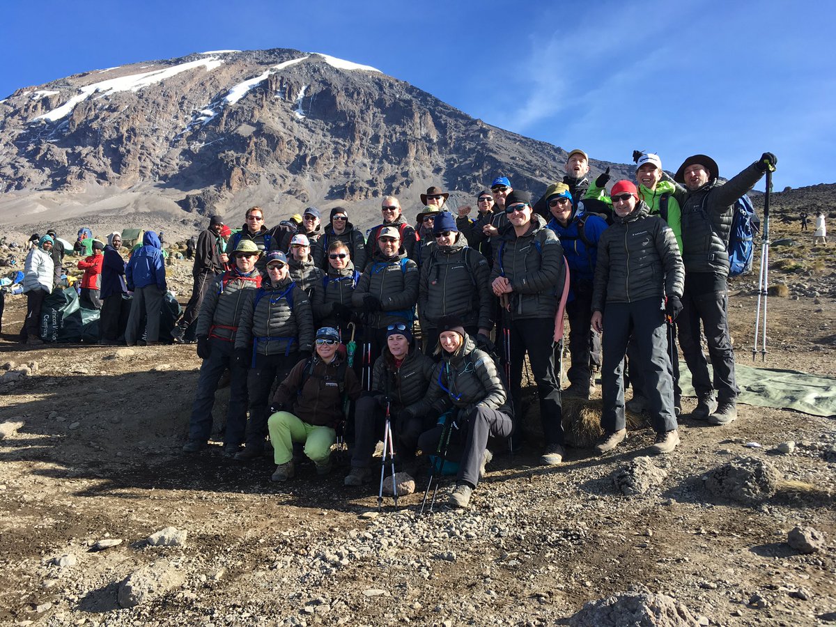Op weg naar basecamp met de top in zicht. Nu op 4250m. We genieten van de prachtige uitzichten. Maar je merkt de hoogte, ademen!!