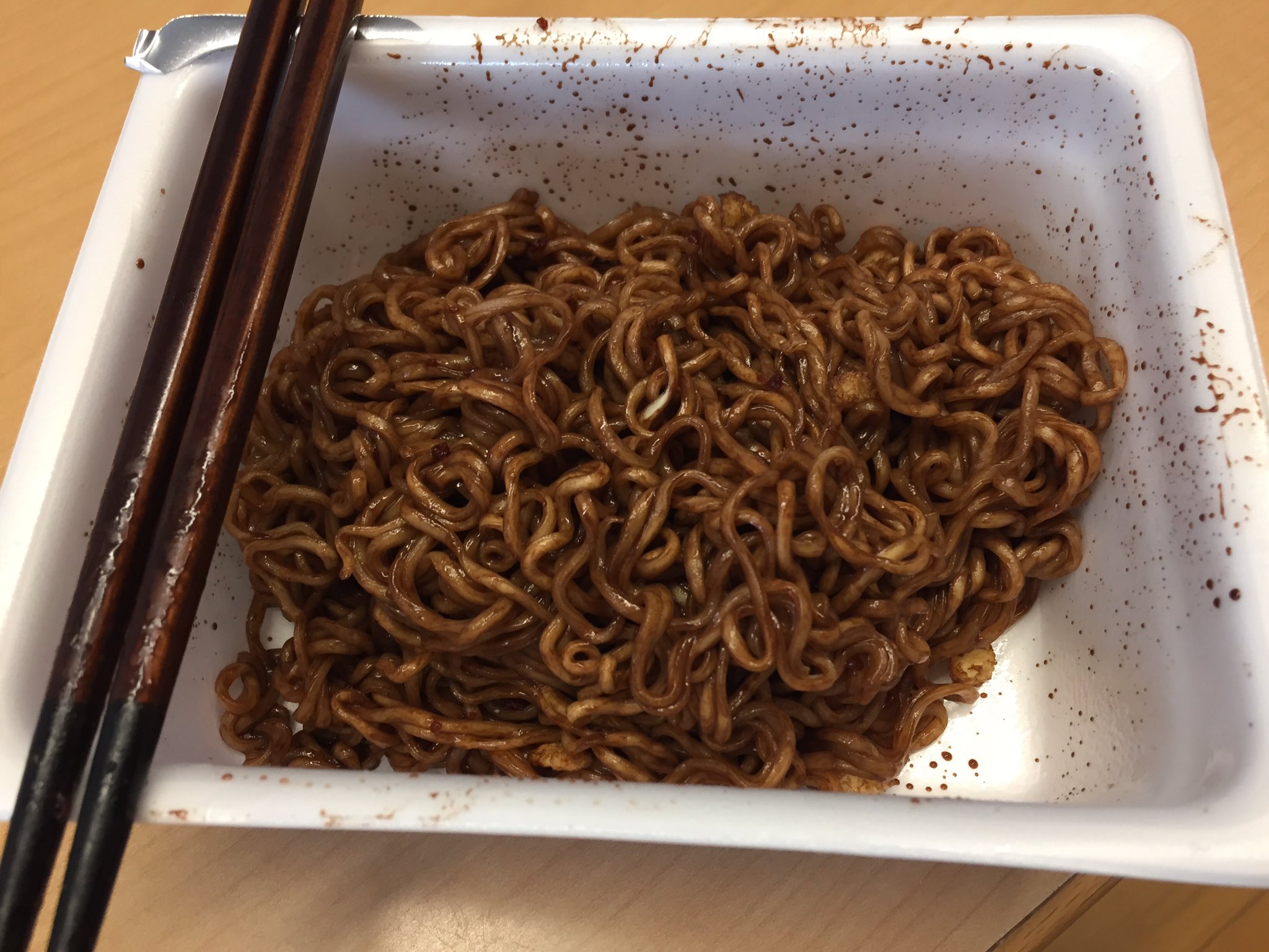 激マズ対決 ペヤングチョコレート焼きそば Vs 一平ちゃんチョコソース味 よりマズイのはどっちだ 圧倒的大差でまずかったのは ロケットニュース24