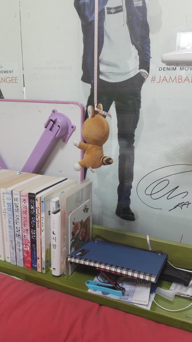 H_a_s_y_u's tweet photo. 동생이 불 끄기 귀찮다고 뭔 이상한 장치를 마련했다 2번째짤은 손잡이 https://t.co/cP6iFAm4gi