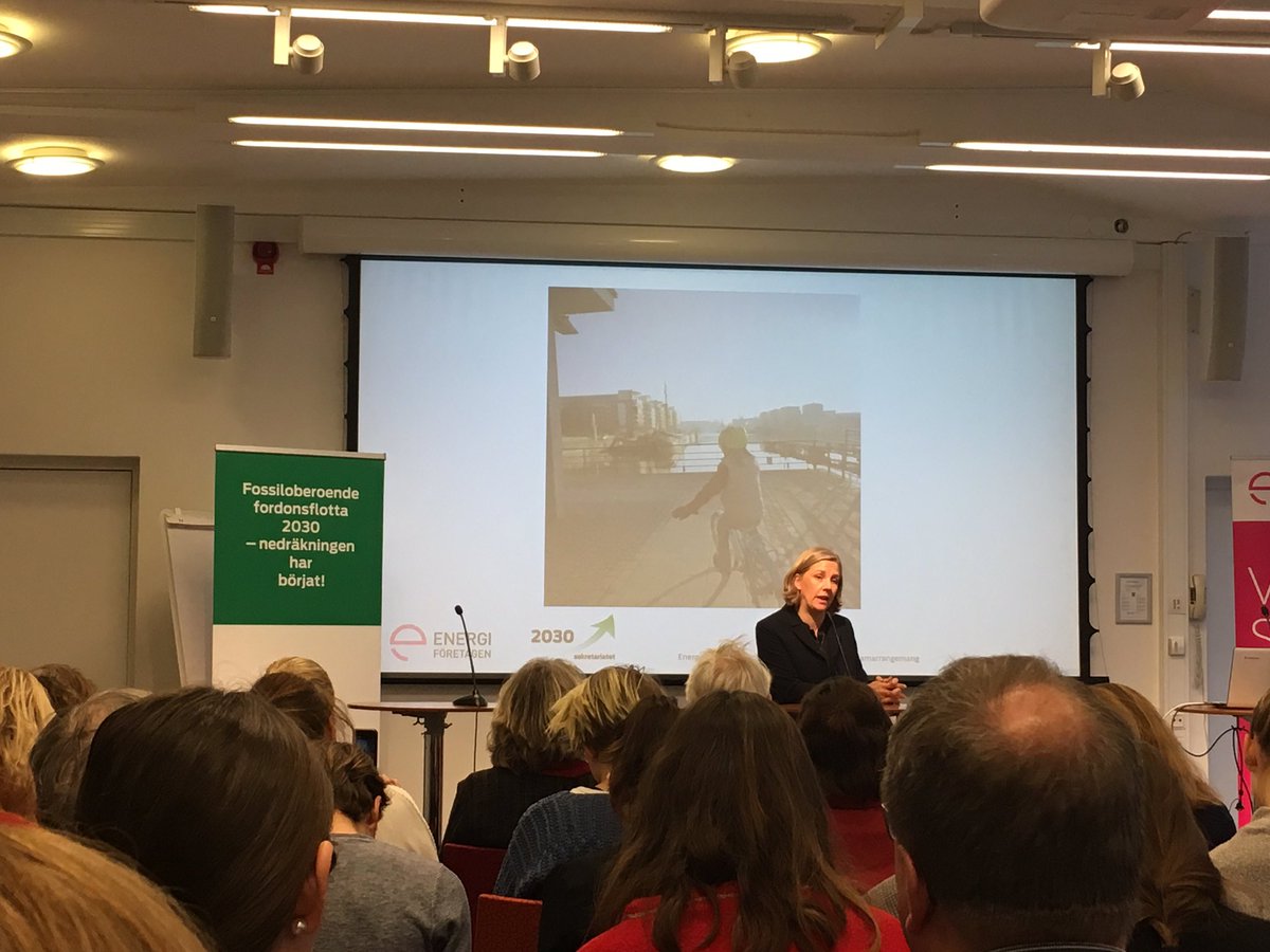 Miljöminister Karolina Skog håller föredrag på seminariet Fossiloberoende fordonsflotta 2030. Intressant tema! #energilunch