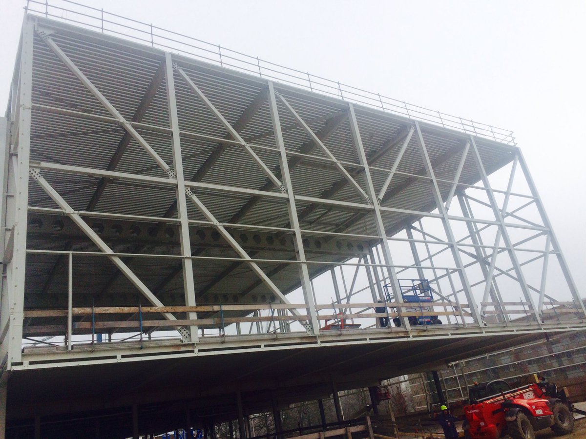 WLoevendie's tweet photo. Staalplaten dak van de sporthal ligt erop! Nu krijg je pas echt gevoel van gigantische ruimte! @Gem_Amersfoort @VenhoevenCS @Hogekwartier https://t.co/IxVrIVxhFr