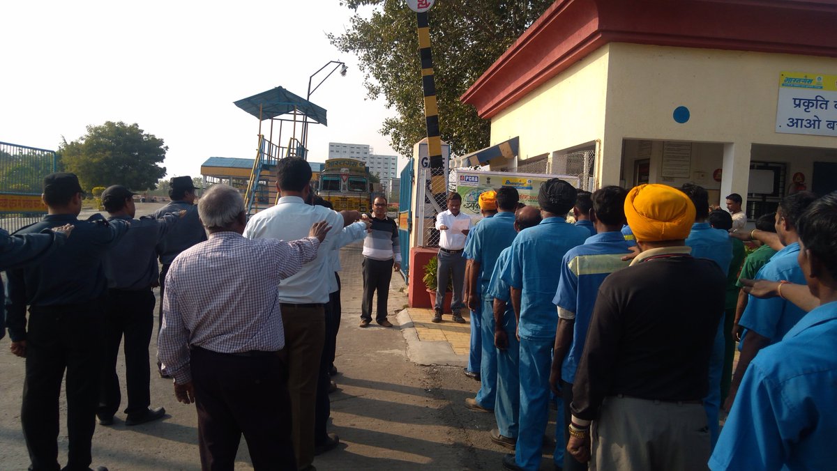 Sumedh_BPCL's tweet photo. संरक्षण क्षमता महोत्सव २०१७ के उपलक्ष पर नागपुर एलपीजी टेरीटरी में प्रतिज्ञा लेते हुये सभी अधिकारी, स्टाफ, ड्राईवर भाई, तथा ठेका कर्मचारी https://t.co/m3S40NFEu3