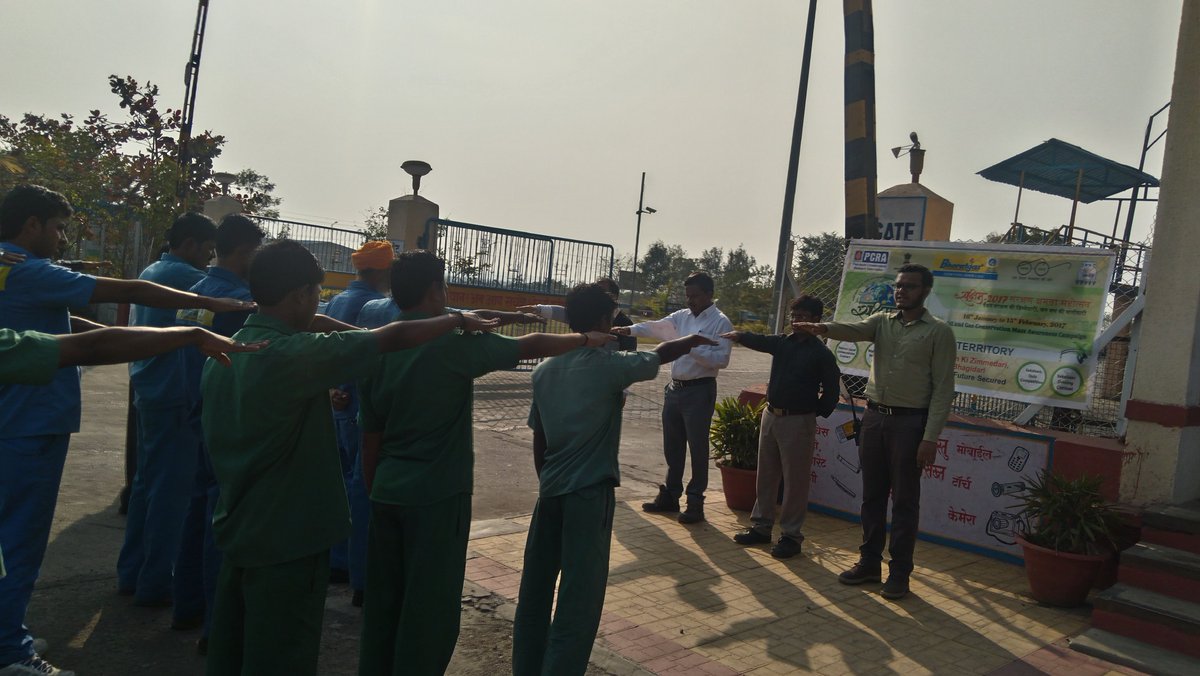 Sumedh_BPCL's tweet photo. संरक्षण क्षमता महोत्सव २०१७ के उपलक्ष पर नागपुर एलपीजी टेरीटरी में प्रतिज्ञा लेते हुये सभी अधिकारी, स्टाफ, ड्राईवर भाई, तथा ठेका कर्मचारी https://t.co/m3S40NFEu3