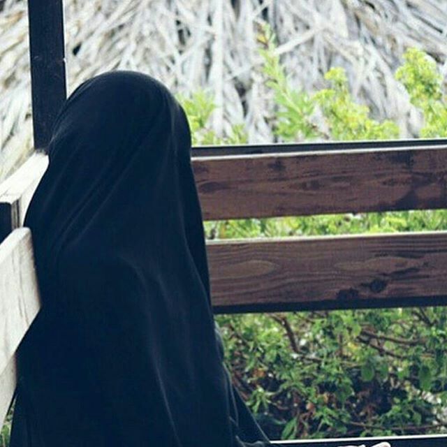 وأصمت حين تؤلمني جراحي 

وأقسى من أنين الجرح صمت 

كتمت البوح حتى صرت وحدي 

وعند الله حين خلوت بوحت  .