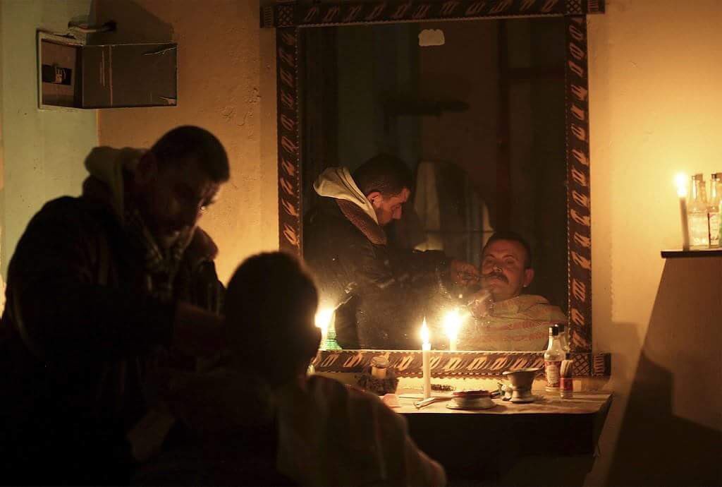 WGazapal's tweet photo. Life in the light of candles, in the 21st century. It happens in Gaza every day.
#GazaUnderSiege
#GazaWithoutElectricity https://t.co/tKibXOn5tw