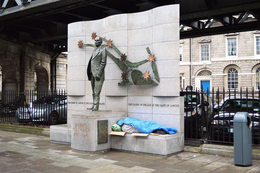 seanyfizzle's tweet photo. Sad state of affairs when an Irish person is asleep on the #JamesConnolly statue. #EndHomelessnessNow #HomeSweetHome (via @JimSlaven) https://t.co/Zinas6dUIE