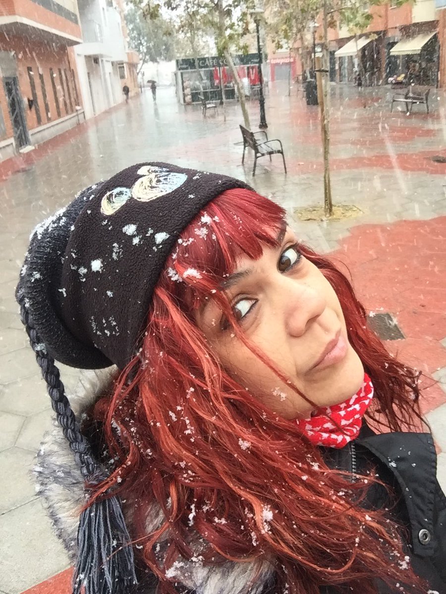 EvaMartinez5's tweet photo. Aunque con fiebre había que bajar a sentirla! 
Año de nieve, año de bienes 👏🏽🎉😘 #nieve #love #murcia #placeresdelavida #soloseviveunavez https://t.co/ay4FVY0P3s