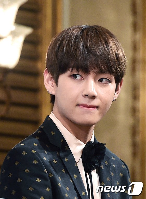 17. 어느새 시무룩해져서 소파에서 녹아내리듯 내려온 태횽. 고통에 인상 찡그리며 쌩지랄을 하는 짐인을 안타깝게 쳐다본다. 짐인이 눈치 못채게 살금살금 부엌 가까이 온 태횽이 빼꼼 고개를 내밀어 안을 봄

-어뜨케 주인.. 내일 더 아플껀데에...