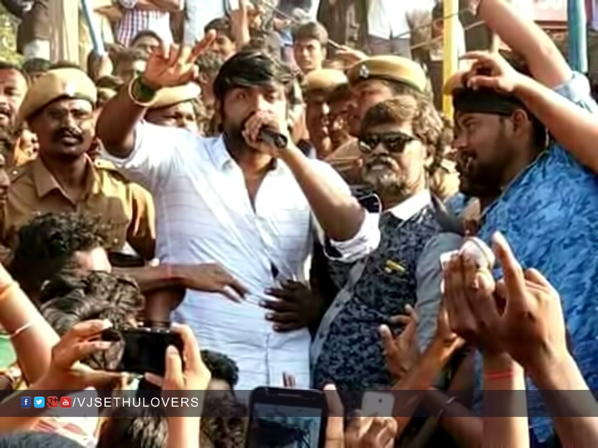 VijaySethu_FC's tweet photo. #VijaySethupathi with the protestors in #Dindigul 
#SaveOurCultureJALLIKATTU #jallikattu #Jallikattuprotest https://t.co/WxO4sNRSL5
