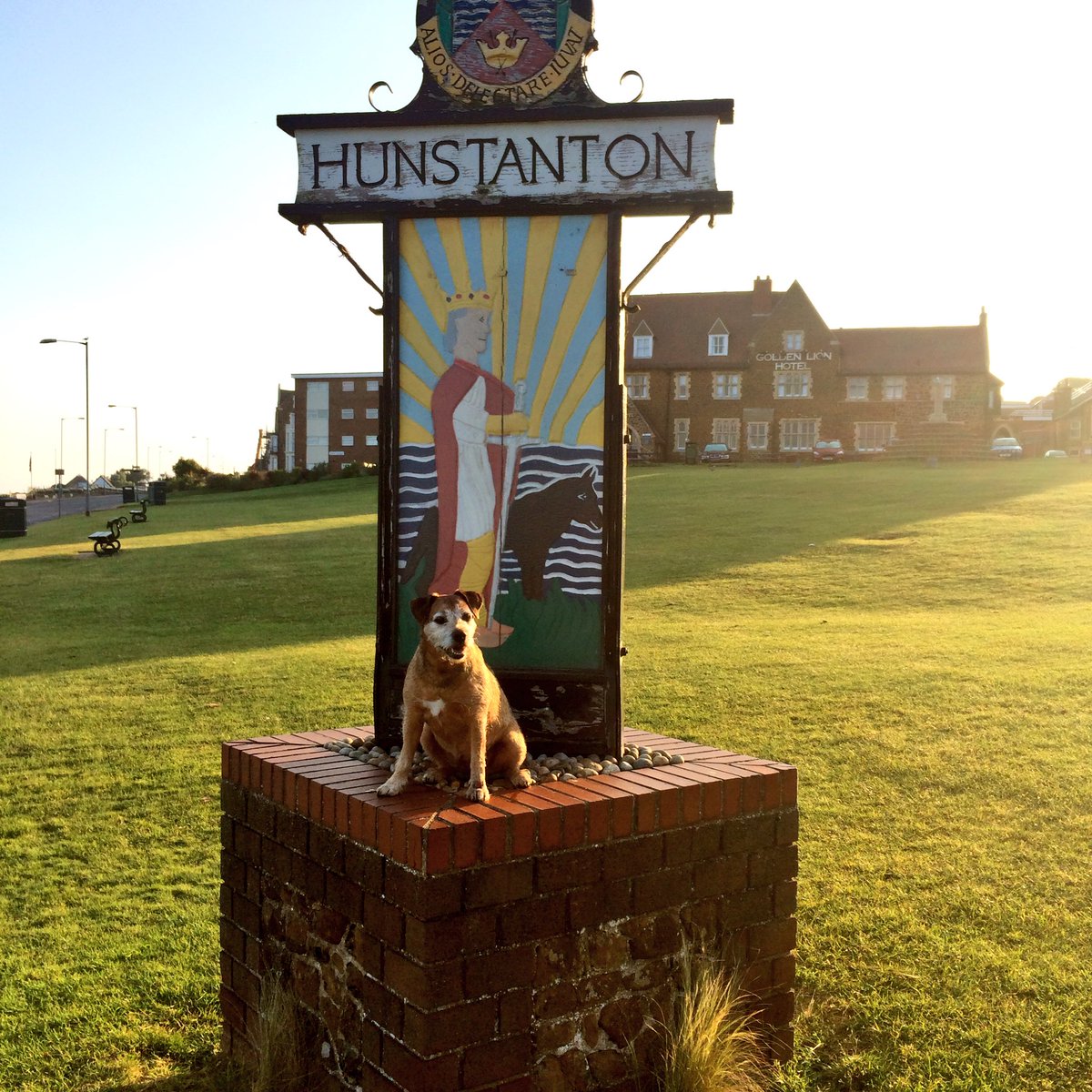 <a href="/breakfastandy/">Tiff</a> @sarahjulianotts <a href="/BBCNottingham/">BBC Nottingham</a> There's always <a href="/HunstantonOL/">#HunstantonOnLine</a> That famously faces west. #SunnyHunny