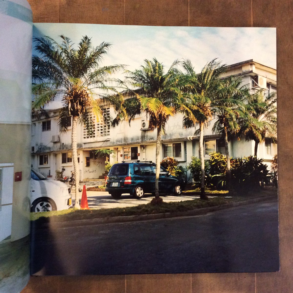 岡本尚文写真集『沖縄01 外人住宅』が入荷しました。「外人住宅」と