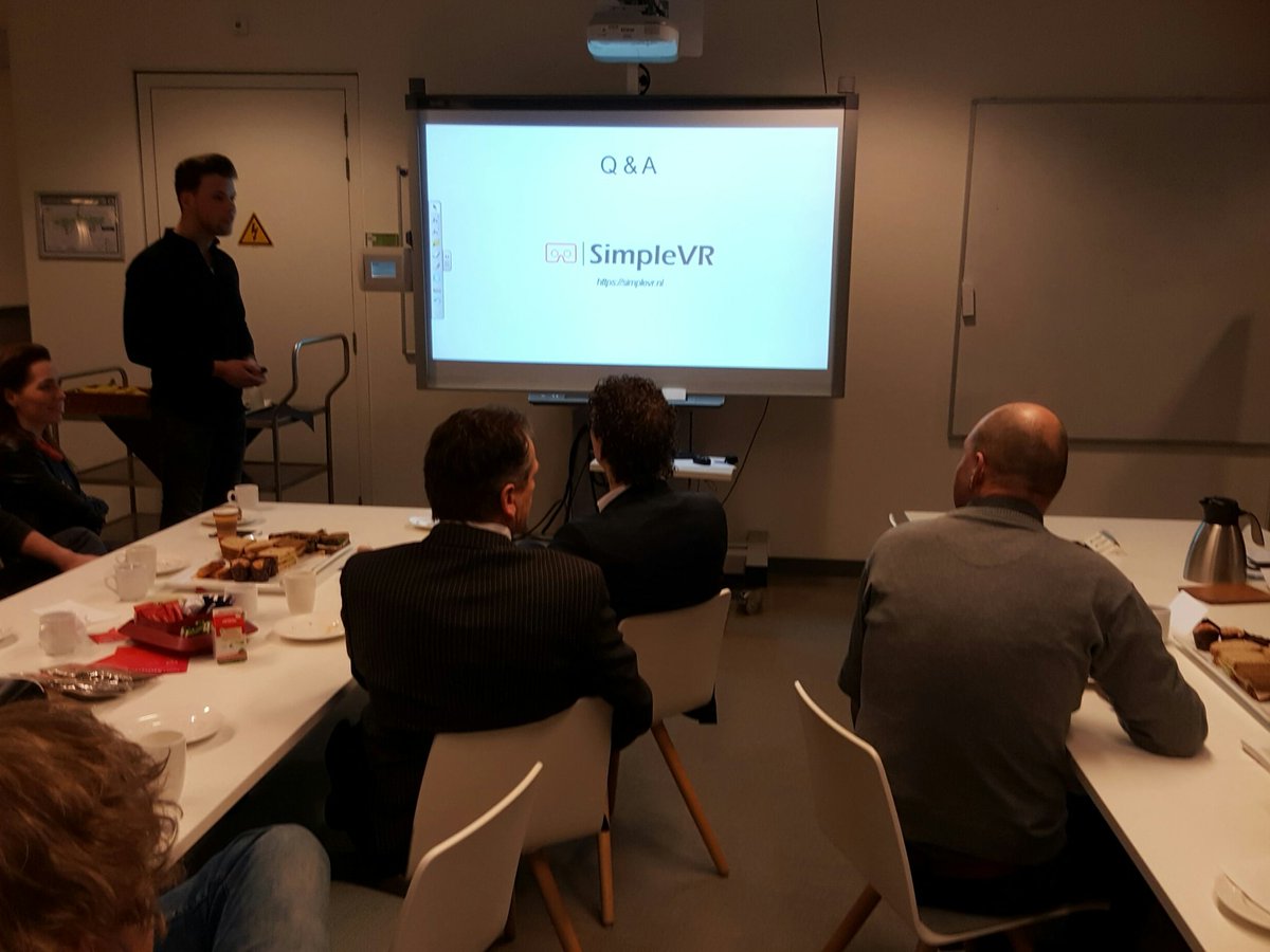 c_punte's tweet photo. Tweede jaars student @larstersteege laat gasten @heijmans zien hoe 3D visualisatie in te zetten zijn https://t.co/zOAycTUTuO