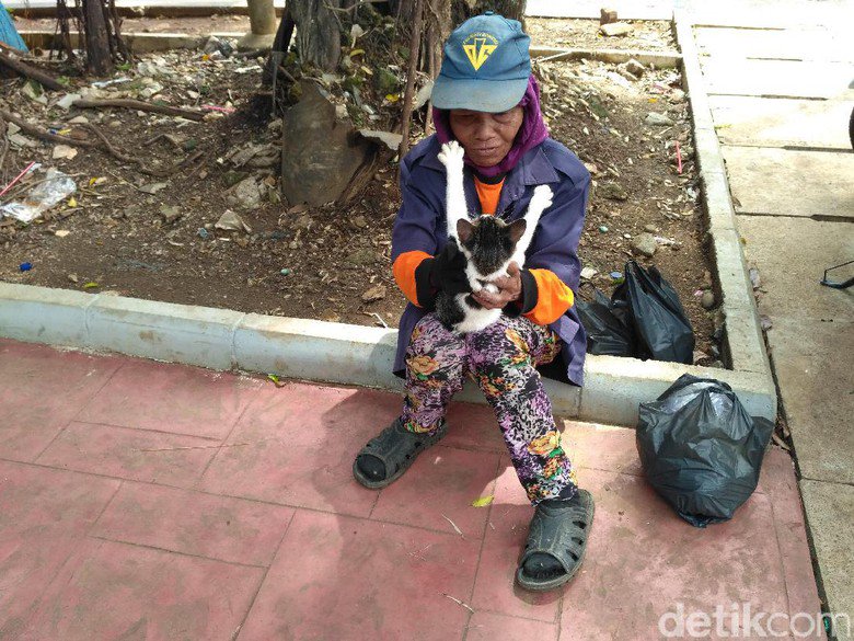 detikcom's tweet photo. Nenek Tinah bekas Pasukan Oranye kini lontang-lantung di Senayan. Ia tak terima diberhentikan. Baca kisahnya di sini https://t.co/VMm9OuwZM2 https://t.co/F00u3M4of4