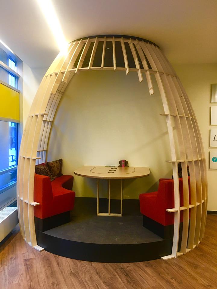 Onze stamtafel is geïnspireerd op de Yurt, een traditionele ronde tent die wordt bewoond door rondtrekkende nomaden.