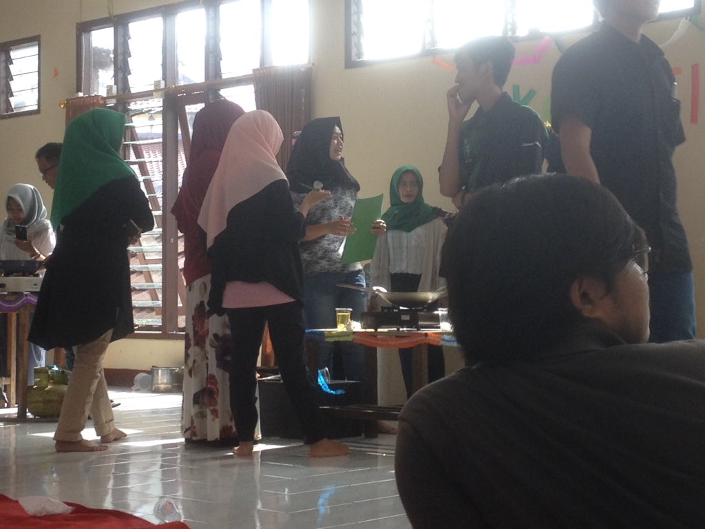 komfaksy's tweet photo. Sedang berlangsung agenda Cookin Couple Kohati Komfaksy. "Nyatanya stigma memasak bukan hanya milik perempuan" #YAKUSA https://t.co/N44b0Sh6cI