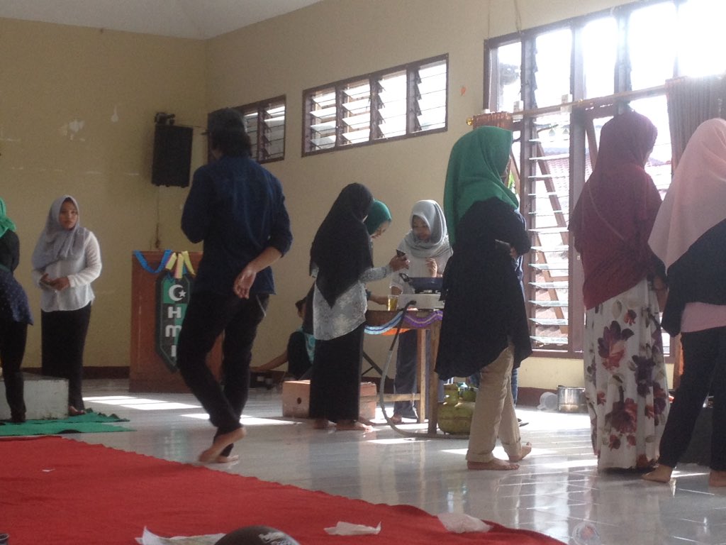 komfaksy's tweet photo. Sedang berlangsung agenda Cookin Couple Kohati Komfaksy. "Nyatanya stigma memasak bukan hanya milik perempuan" #YAKUSA https://t.co/N44b0Sh6cI