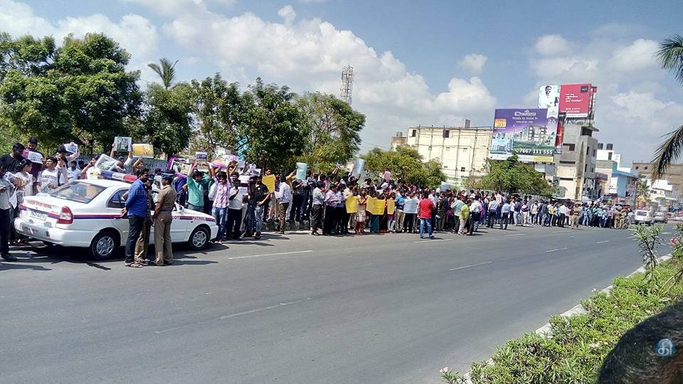 DinakaranNews's tweet photo. #JusticeforJallikattu பழைய மாமல்லபுரம் சாலையில் உள்ள ஐ.டி நிறுவனங்களிள் பணிபுரியும் ஊழியர்கள் ஜல்லிக்கட்டுக்கு ஆதரவாக போராட்டம் தொடங்கியது https://t.co/Bz6Fp92fZq