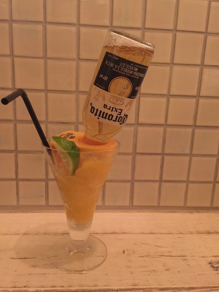 hitotocolo_cafe's tweet photo. ひとところカフェご好評頂き営業時間11時半～23時に本日より拡大しました！また毎日20時頃からカウンター席限定秘密の小さな夜カフェバーを開催。リゾート地で流行りのコロナリータ、光が綺麗なランプカクテル等美味しい楽しいメニューを楽しめる難易度0のバーです♪途中移動も歓迎。お気軽に！ https://t.co/uVbR3CKnzp