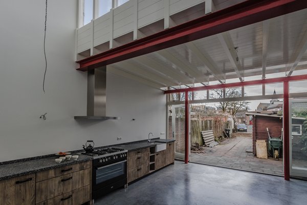 HuibKoman's tweet photo. Losjes gestapelde constructie en knalrood staal vastgelegd in mooi foto’s door @RoPStArNL 
meer: https://t.co/DzRLuP6lI4 https://t.co/vJMTgMuWCR