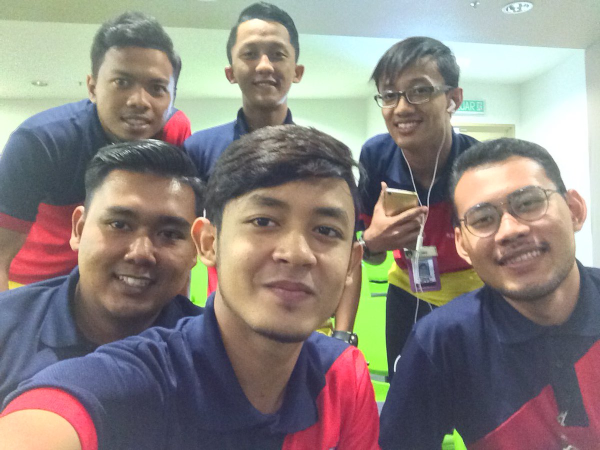 syapiq_kaka's tweet photo. First class selfie semester 2 #ma39 https://t.co/h3ecESjFCV