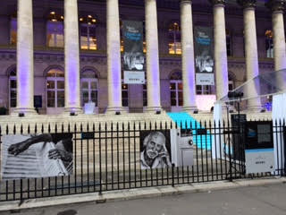 LaboDupon's tweet image. Et hop c'est accroché!!!
#Expositon de @nikosaliagas  au @PalaisB   "A l'épreuve du temps" avec des impressions sur dibond #madeindupon