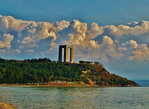 17) Çanakkale Şehitler Anıtı