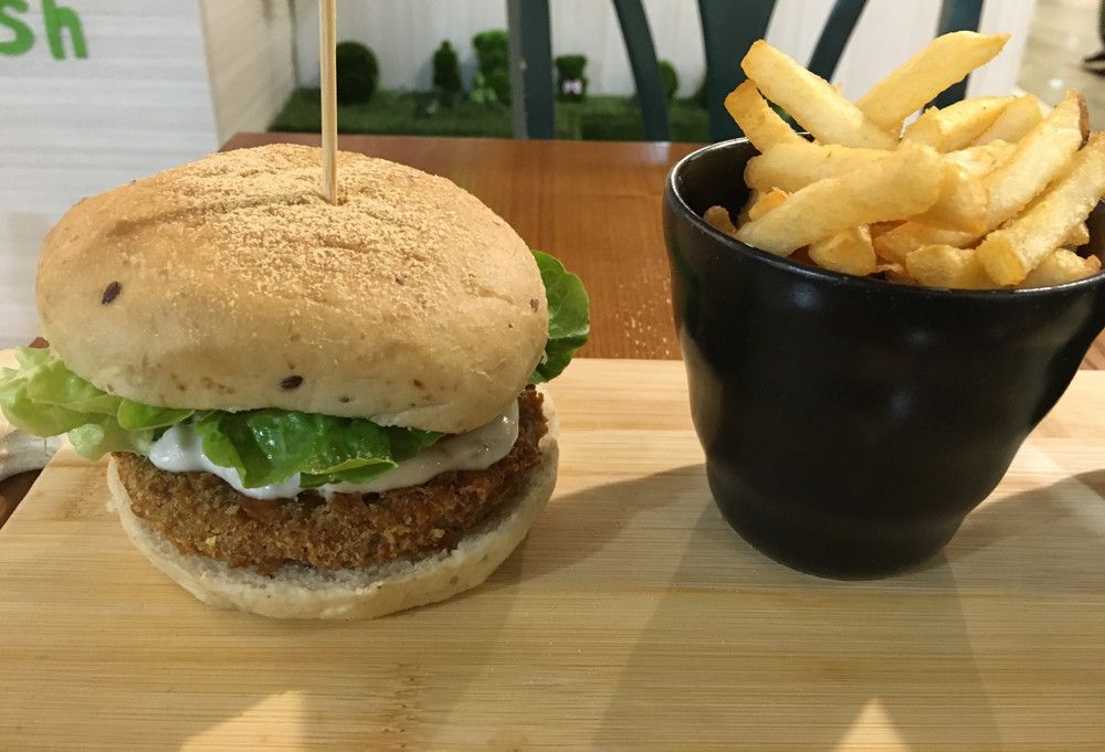 VeganSitting's tweet photo. Singapore's New Vegan Burger King? | NomVNom @ Clarke Quay https://t.co/6TuCpp8VqB

► @TheCaffeinatedV #vegantravel #Singapore https://t.co/ywRid4LT68