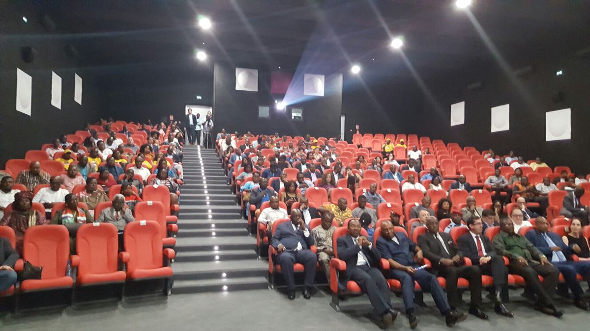 G_Thibault_Fr's tweet photo. Place au spectacle. 1ère soirée cinéma hier à #Bessengue avec #CanalOlympia @vivendi @canalplus  @CityOfDouala  #Cameroun https://t.co/d3oefhMOSu