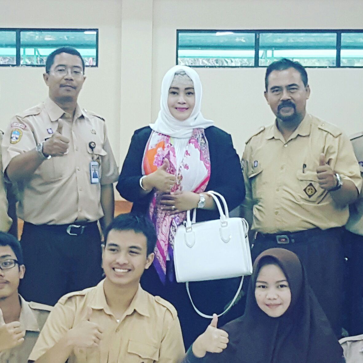 fahiraidris's tweet photo. #JadwalSenator #18jan2016 Serap Aspirasi  dari Perwakilan Guru dan Perwakilan Murid SMAN 112 Jakarta tentang Ujian Nasional cc @DPDRI ⚘ https://t.co/UXcu6urSqT