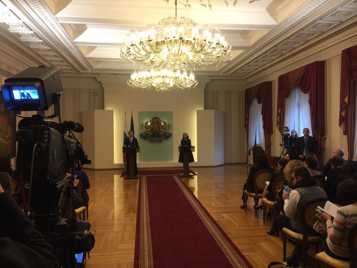 4thBgPresident's tweet photo. С изпълнителната власт обединихме усилия в името на модернизацията в България. Икономиката ни е в подем. https://t.co/Oq8GLQoafD