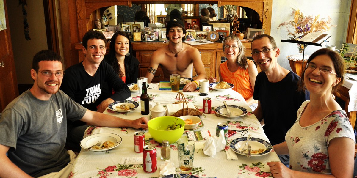 Семья французов. Семейные традиции во Франции. Family dinner Table.