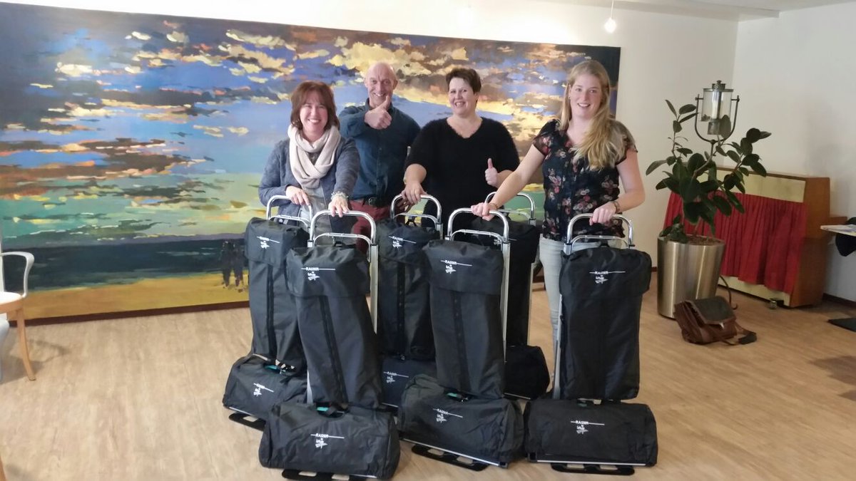Deze week mochten we de eerste Raizers overhandigen aan het ambulante nachtzorgteam van <a href="/WZGSamen/">Woonzorggroep Samen</a>! bit.ly/2jYoM1N