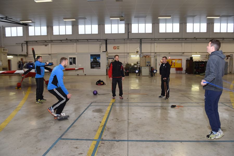 EVAAofficiel's tweet photo. #StageVoltige: Tous les matins un échauffement est donné par un moniteur de #sport de la #BA701 afin de mieux appréhender le premier vol. https://t.co/wDKEre6tPO