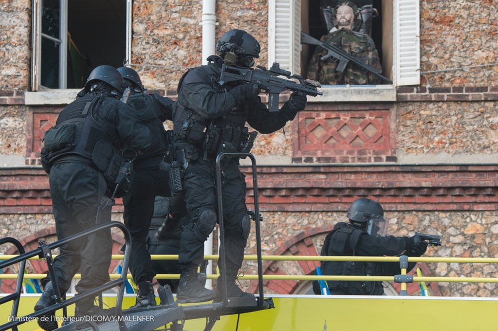 Hkなぼっと 15年9月10日に行われたフランス国家警察 Raid の創隊30年記念式典で行われた模擬訓練の模様 T Co Mlyh5r4yce T Co Ey8thjnpqm Hkなぼっと 15年9月10日に行われたフランス国家警察 Raid の創隊30年記念式典で行われた模擬訓練の模様 T Co Mlyh5r4yce T Co Ey8thjnpqm