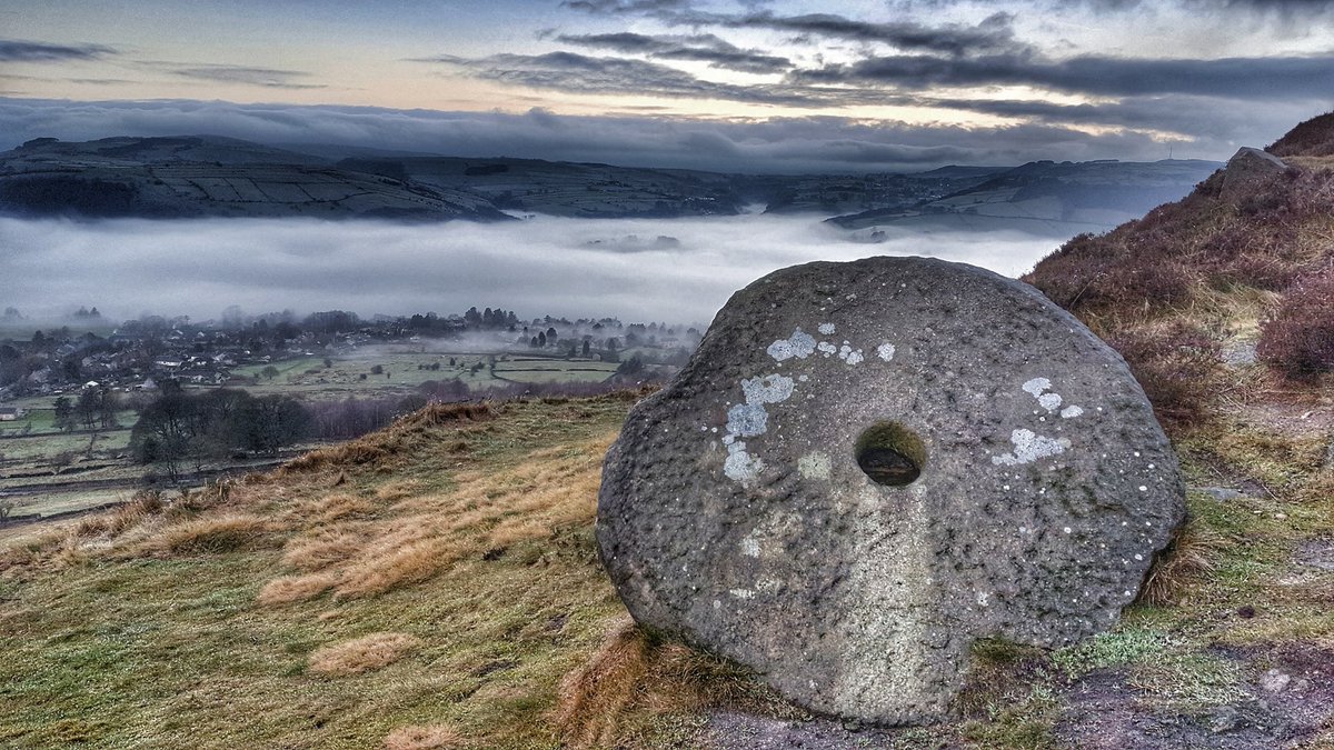 mazymixer's tweet photo. Cloud inversion below Curbar Edge. https://t.co/urrKSBa947