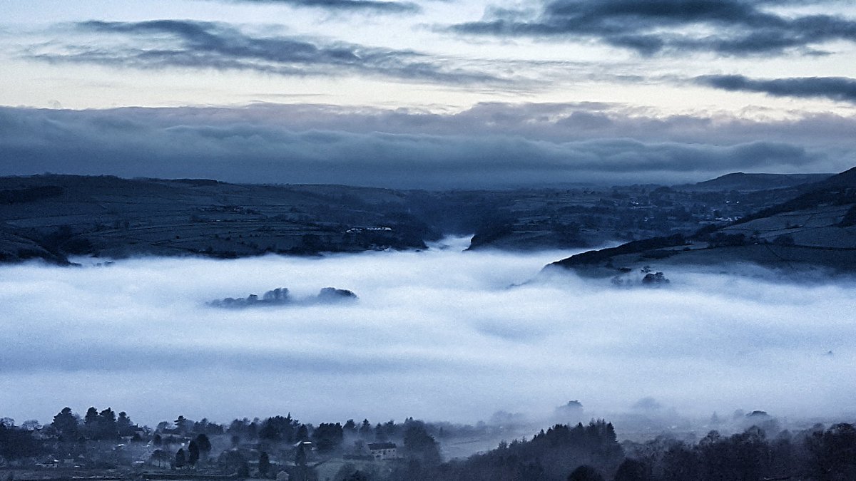 mazymixer's tweet photo. Cloud inversion below Curbar Edge. https://t.co/urrKSBa947