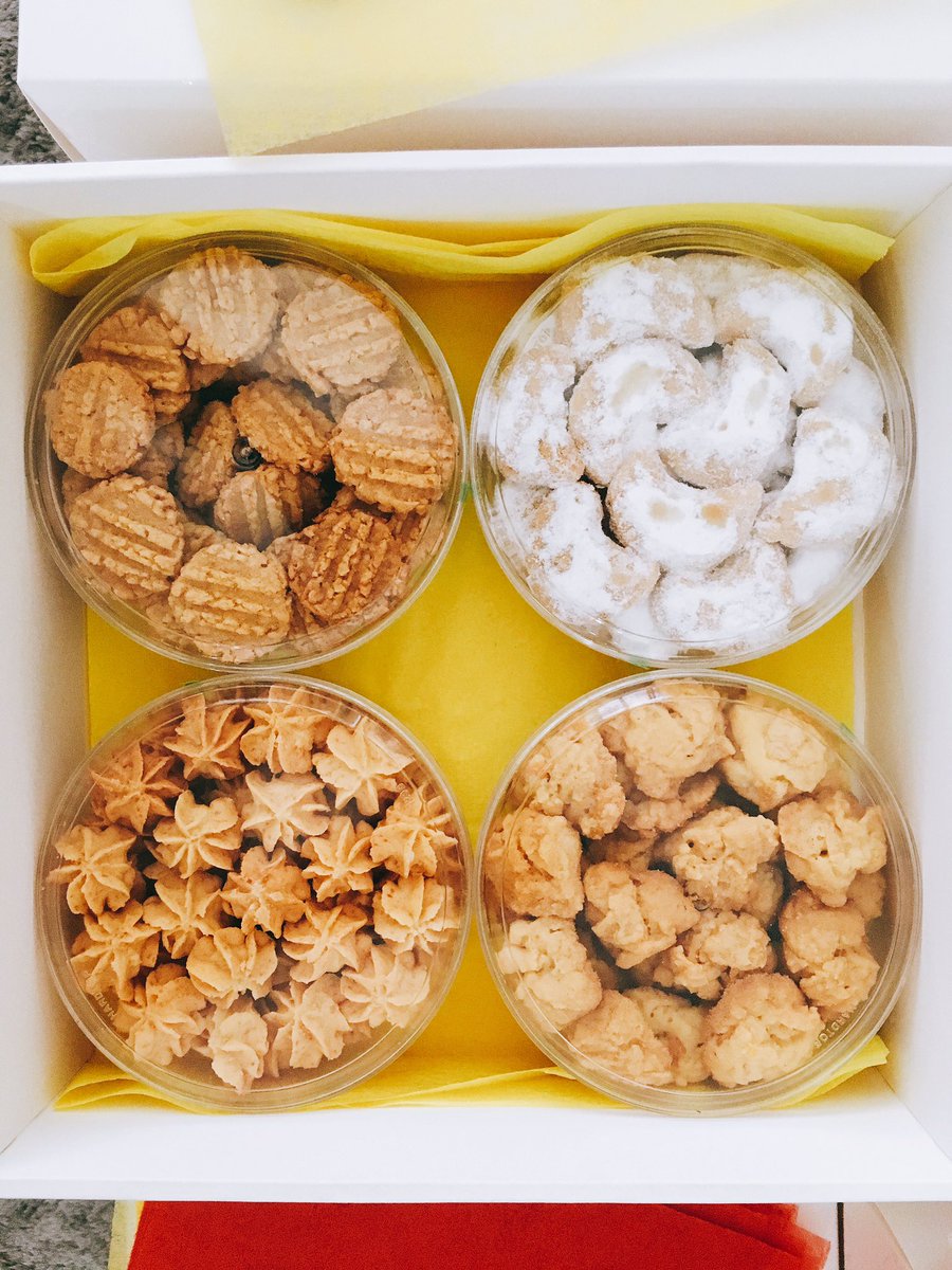 elsasasmita's tweet photo. Money cannot buy happiness, but it can buy cookies, which is kinda the same thing #cny2017 #hampers #ehampers #parcelimlek #hampersincia https://t.co/vewH7Q19hJ