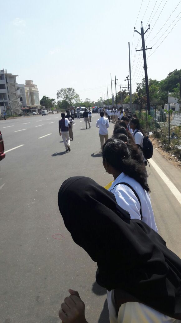 pragsveejay's tweet photo. @itisprashanth @Arunrajakamaraj @gvprakash Ragas dental college students started their protest💪💪💪💪💪 #JusticeforJallikattu https://t.co/SLz7LfdUkl