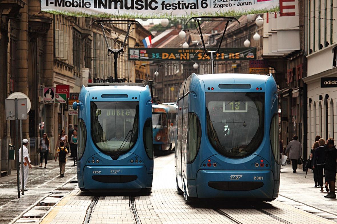 radiosarajevo's tweet image. #Potresno / Priča iz zagrebačkog tramvaja koja je obišla regiju: "Tata, ja sam gladan" &amp;gt; bit.ly/2jmQ7fb

#Zagreb #tramvaj #porodica