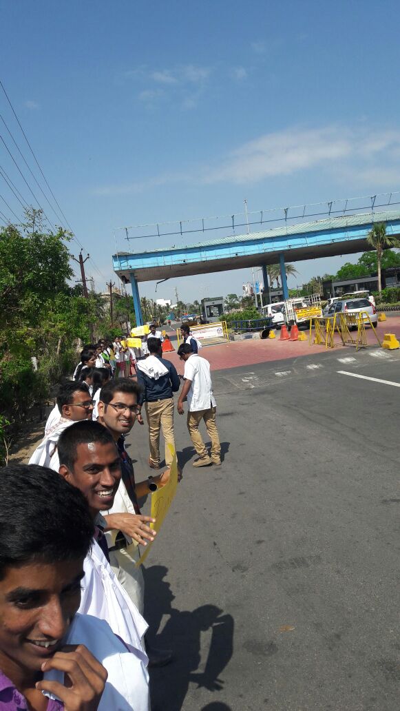 pragsveejay's tweet photo. @itisprashanth @Arunrajakamaraj @gvprakash Ragas dental college students started their protest💪💪💪💪💪 #JusticeforJallikattu https://t.co/l5NTUg2r43