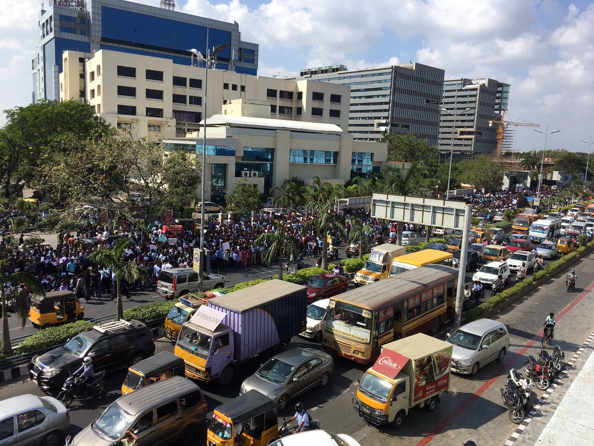 godwingrs22's tweet photo. IT employees protest near #tidelpark #JusticeForJallikattu #WeWantJallikattu #SaveOurCultureJALLIKATTU #omr @news7tamil https://t.co/6YmeeL4V48